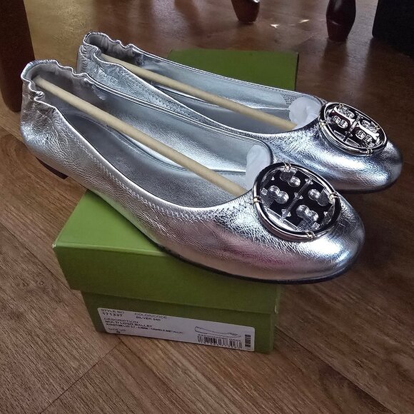 Tory Burch Phantom Lux Multi Logo Ballet Flats 171337 Crinkle Metallic Silver - Picture 1 of 8